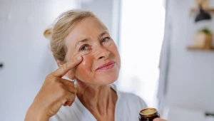 Najlepszy krem na kurze łapki zrobisz sama. Nie wydasz nawet 10 złotych