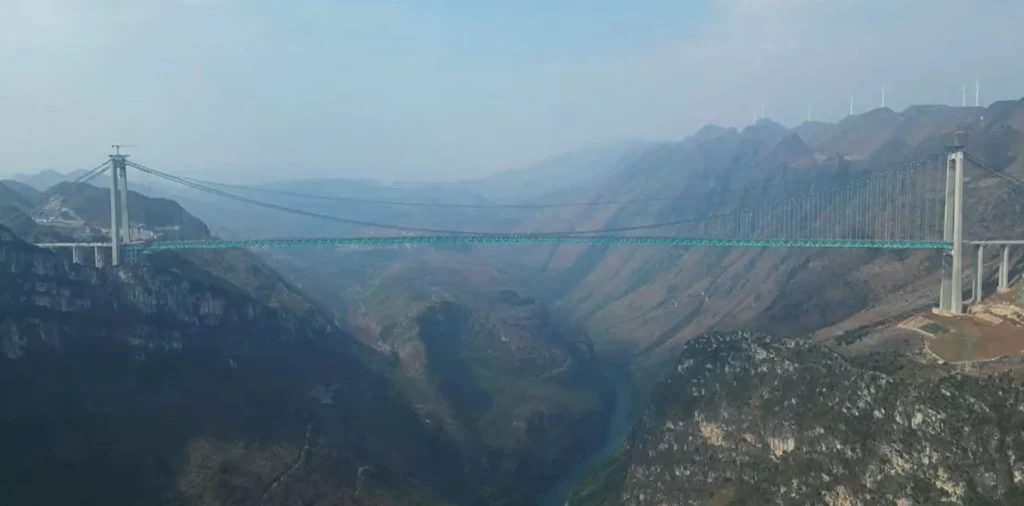 Budowa głównej konstrukcji Huajiang Grand Canyon Bridge zakończona. Otwarcie jeszcze w tym półroczu