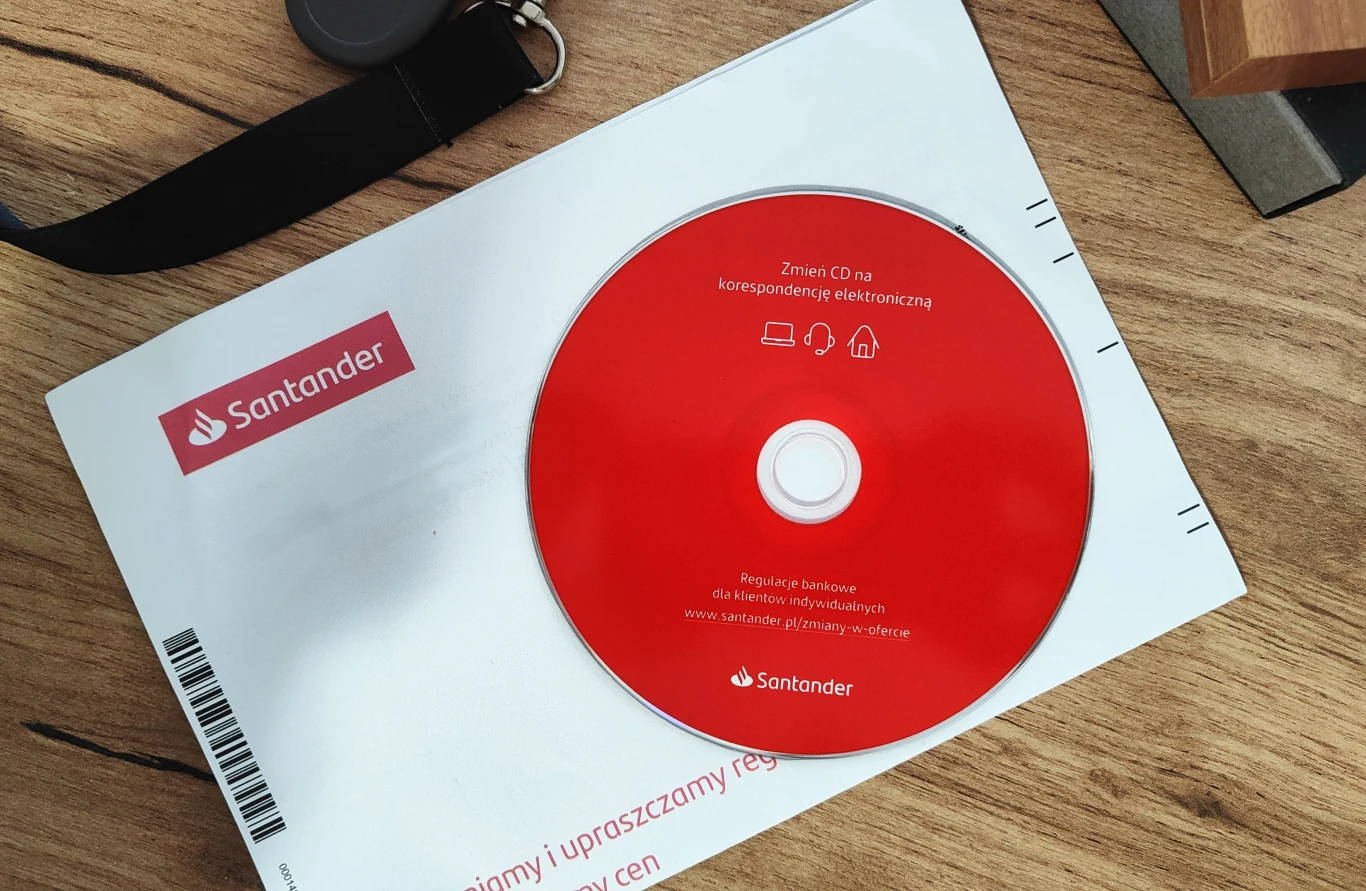 Klienci Santander Bank Polska otrzymują płyty CD Klienci Santander Bank Polska otrzymują płyty CD