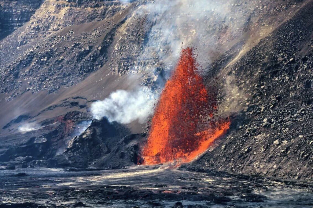 Kīlauea leży w archipelaga Hawajów. Wulkan wznosi się na wysokość 1247 m n.p.m. i zajmuje 14 proc. powierzchni wyspy