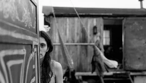 Kadr z filmu "Dziewczyna z igłą"