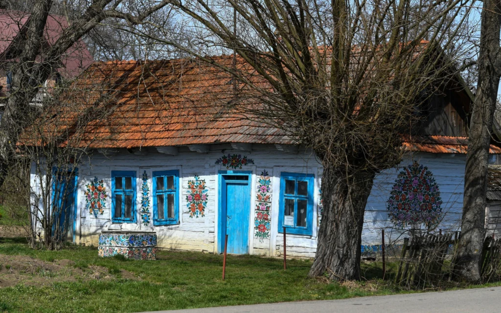 Widok jednego z najstarszych domów pomalowanych w tradycyjne wzory