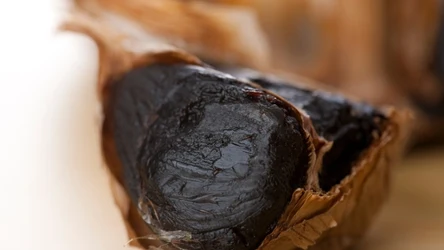 Czarny czosnek to łagodniejsza alternatywa dla tradycyjnego. Jakie posiada właściwości?