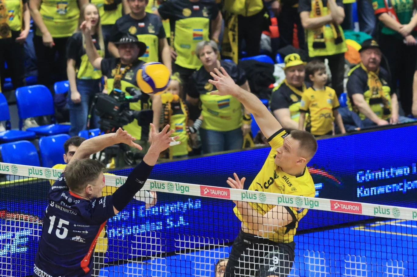 Atakuje Łukasz Wiśniewski, środkowy Skry Bełchatów