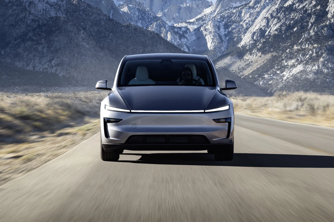 Tesla Model Y swoim wyglądem nawiązuje teraz do Cybertrucka. To oczywiście za sprawą świetlnej listwy łączącej nowe, węższe reflektory.