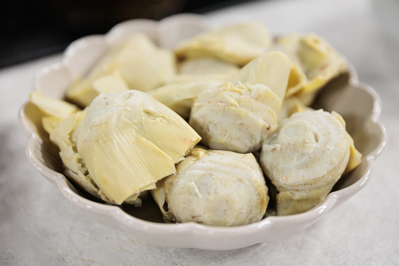 Karczochy to warzywo o wielu właściwościach zdrowotnych. Pomimo tego w Polsce nie cieszy się dużą popularnością. 