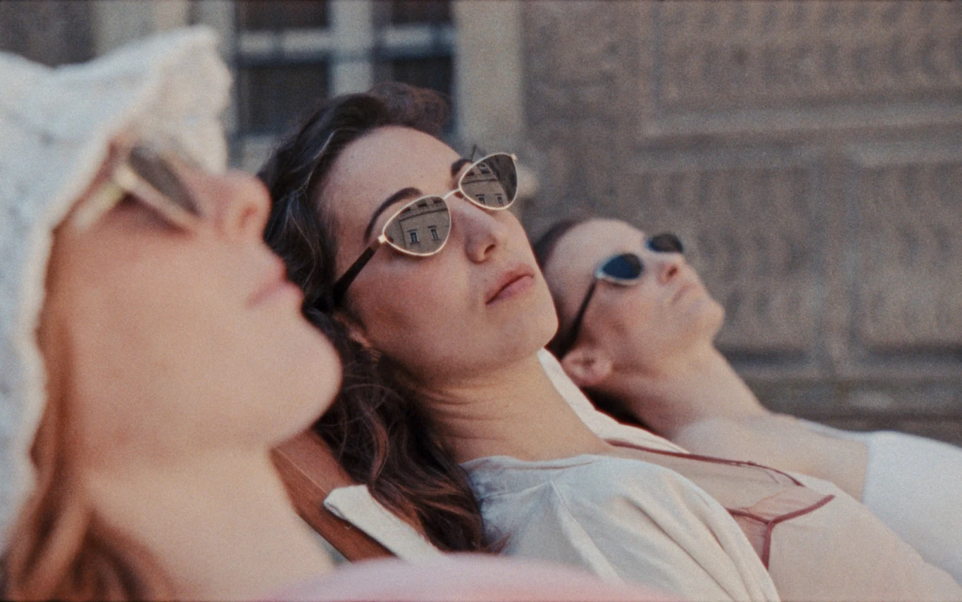 Kadr z filmu "Glorious Summer" Kadr z filmu "Glorious Summer"