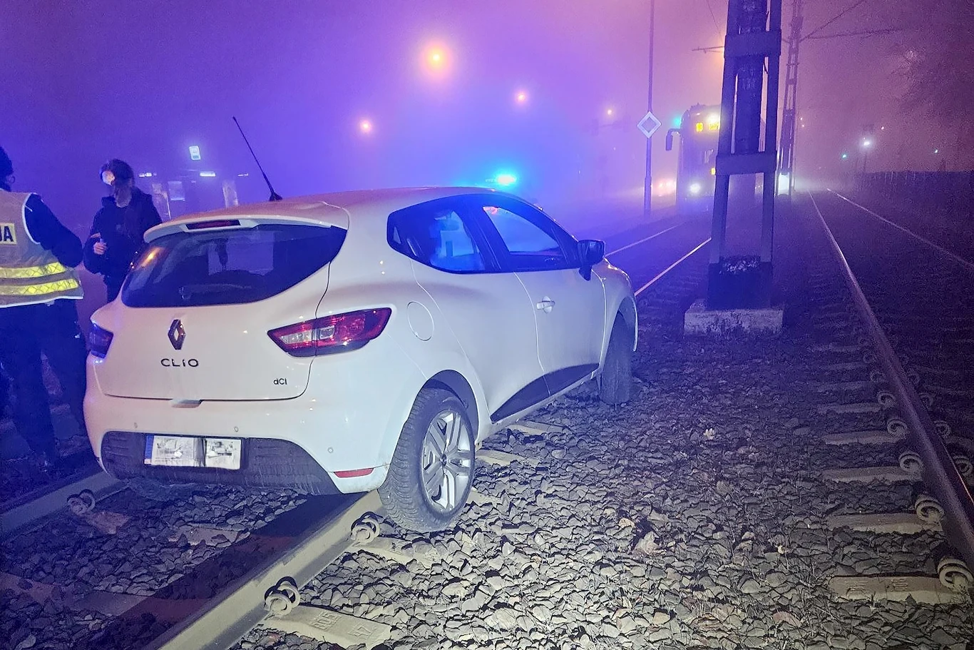 Clio, które chciało być tramwajem. Rekord w jeździe autem po torach /Fot. mpk.krakow.pl Clio, które chciało być tramwajem. Rekord w jeździe autem po torach /Fot. mpk.krakow.pl