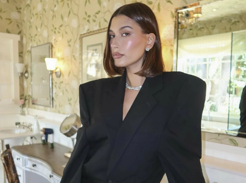 Hailey Bieber stawia na ponadczasową marynarkę. Modelka udowadnia, że sprawdza się na każdą okazję