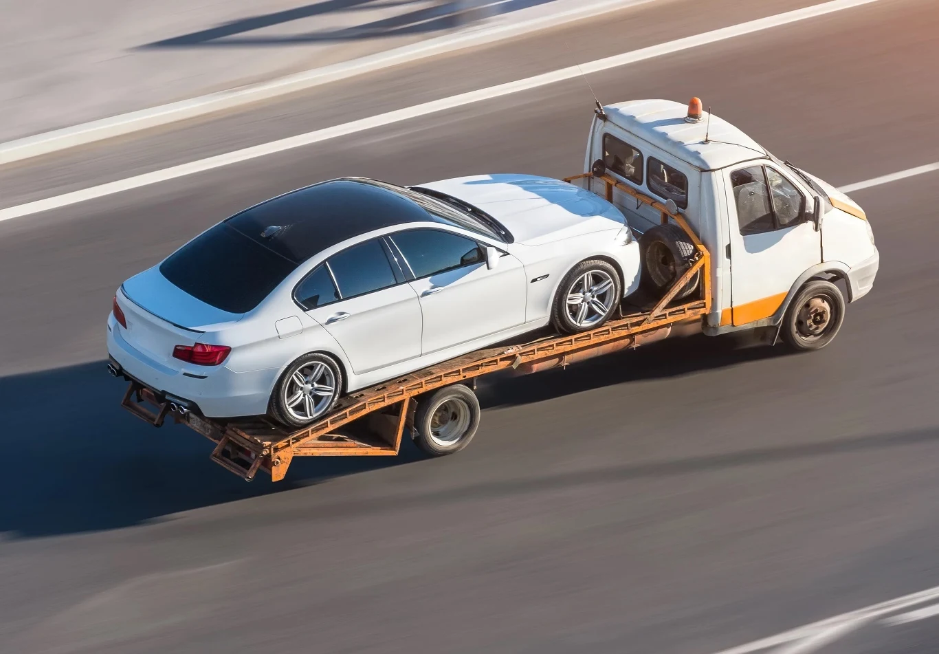 Wykorzystali autolawetę do kradzieży aut z parkingu lotniska we Wrocławiu (fot. ilustracyjne) Prawnicy ostrzegają, że tysiące aut sprowadzonych spoza UE mogą mieć wadę prawną. Dlaczego wydziały komunikacji nie chcą ich rejestrować?