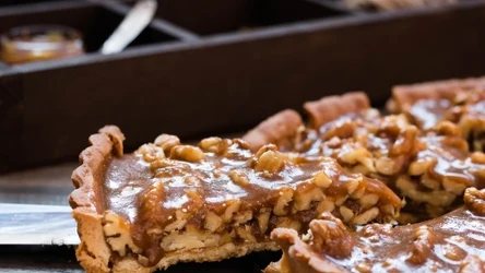 Tarta orzechowa, która szybko znika z talerza. Poznaj przepis na to pyszne ciasto.