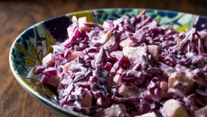 Pyszna i zdrowa. Ta surówka podbije twoje kubki smakowe