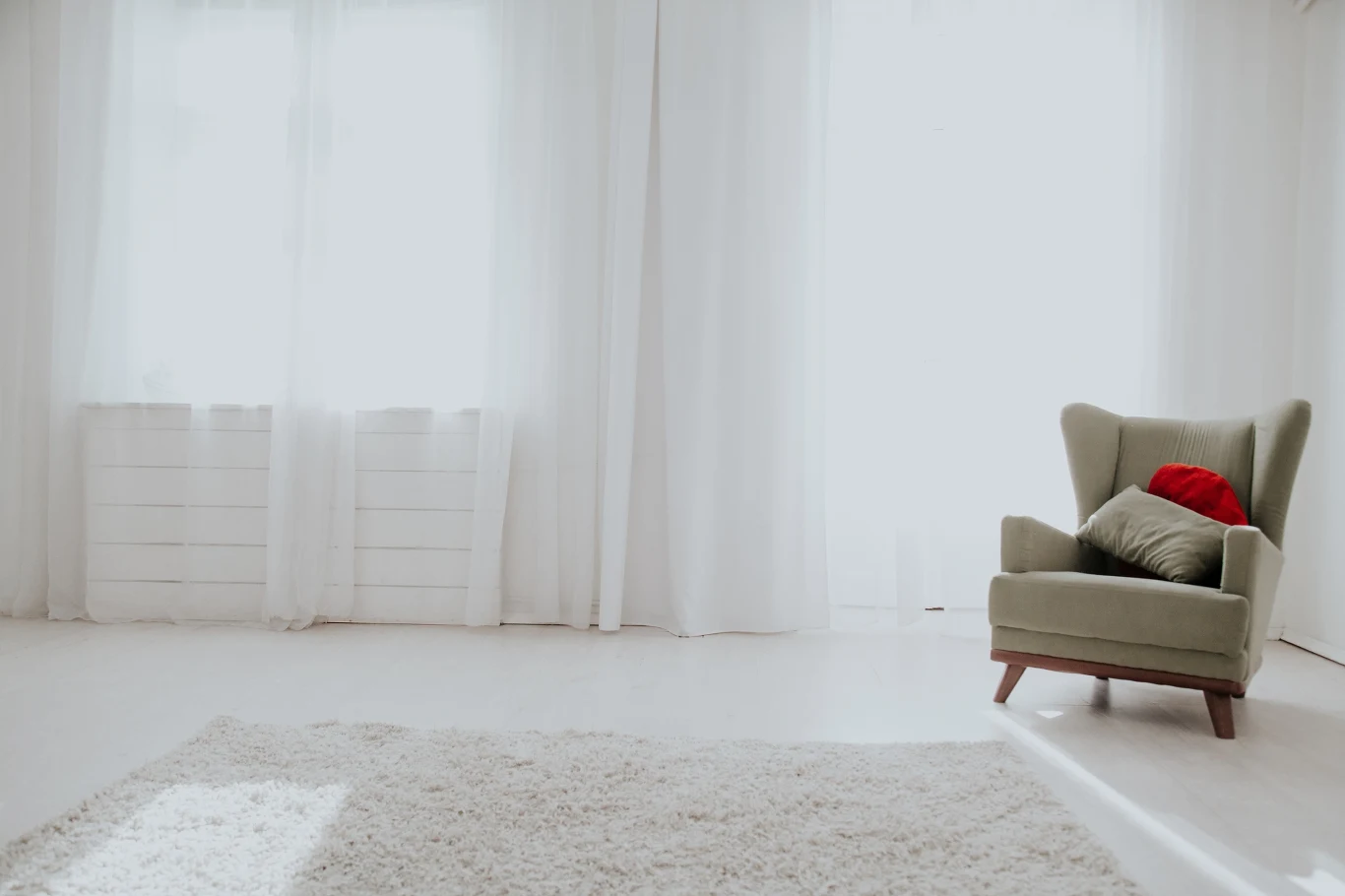 Dywan powinien być regularnie odkurzany oraz rozczesywany miękką szczotką