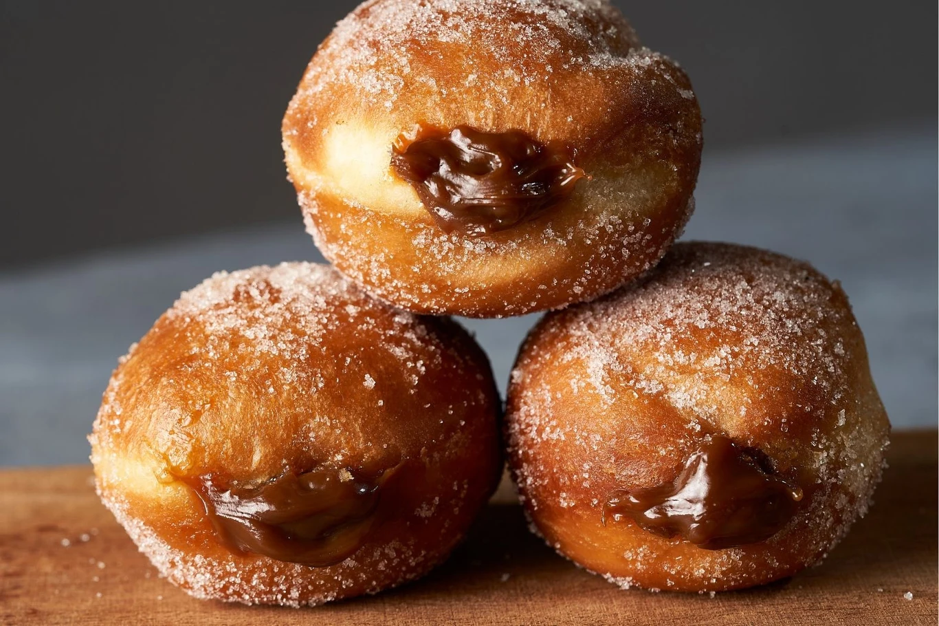 Pączki z czekoladą to wyśmienity deser na imprezę Pączki z czekoladą to wyśmienity deser na imprezę