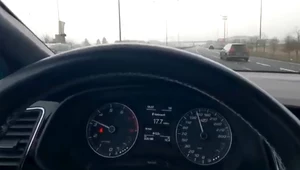 Zachęcał do kupna auta. Pokazał film, jak jedzie nim ponad 200 km/h 