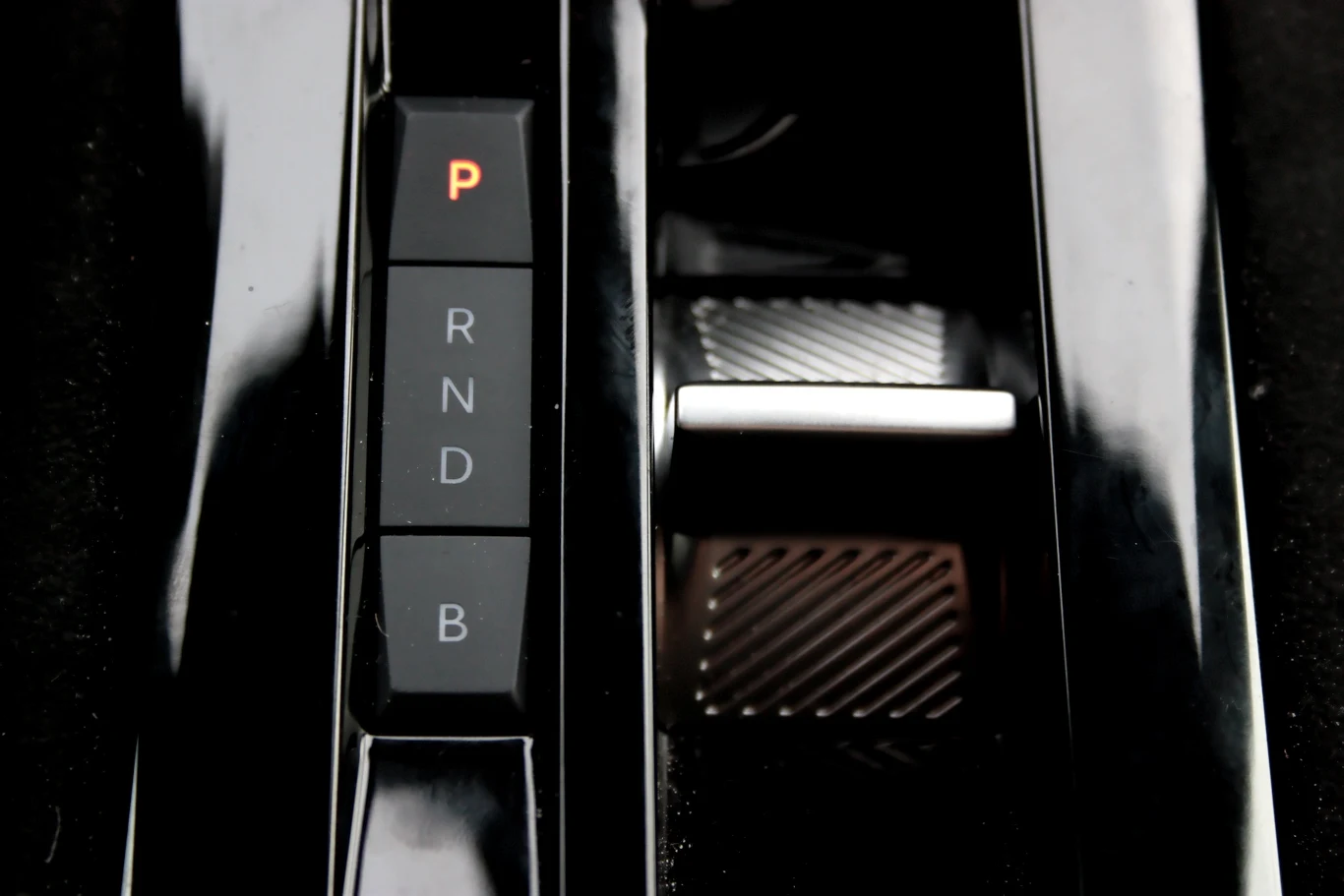 Przełącznik wyboru kierunku jazdy umieszczono na konsoli środkowej między fotelami