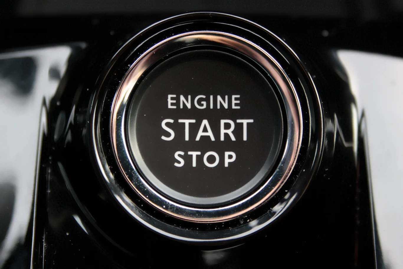 Samochodów włącza się Imponujących rozmiarów przyciskiem na konsoli środkowej