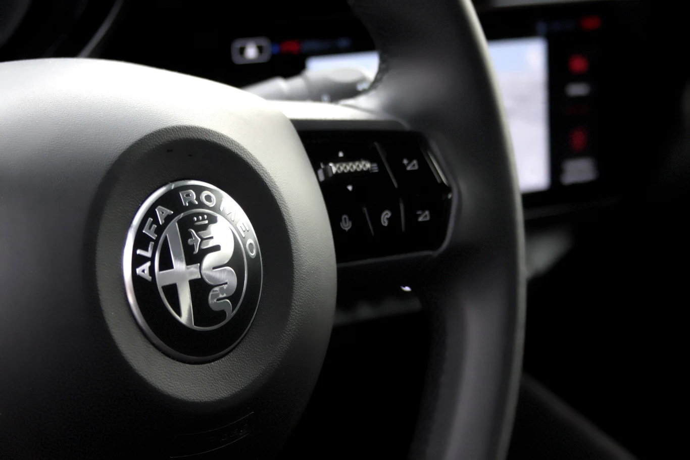 Alfa Romeo i krwiożerczy "Biscione". Logo na kierownicy jest czarno-białe. Osobiście wolą w pełnych barwach