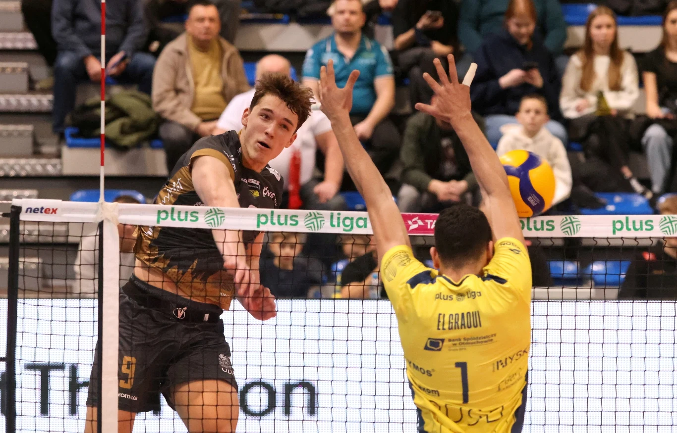 Aliaksei Nasewicz atakuje w meczu Trefla Gdańsk z PSG Stalą Nysa