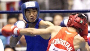 Somluck Kamsing na niebiesko