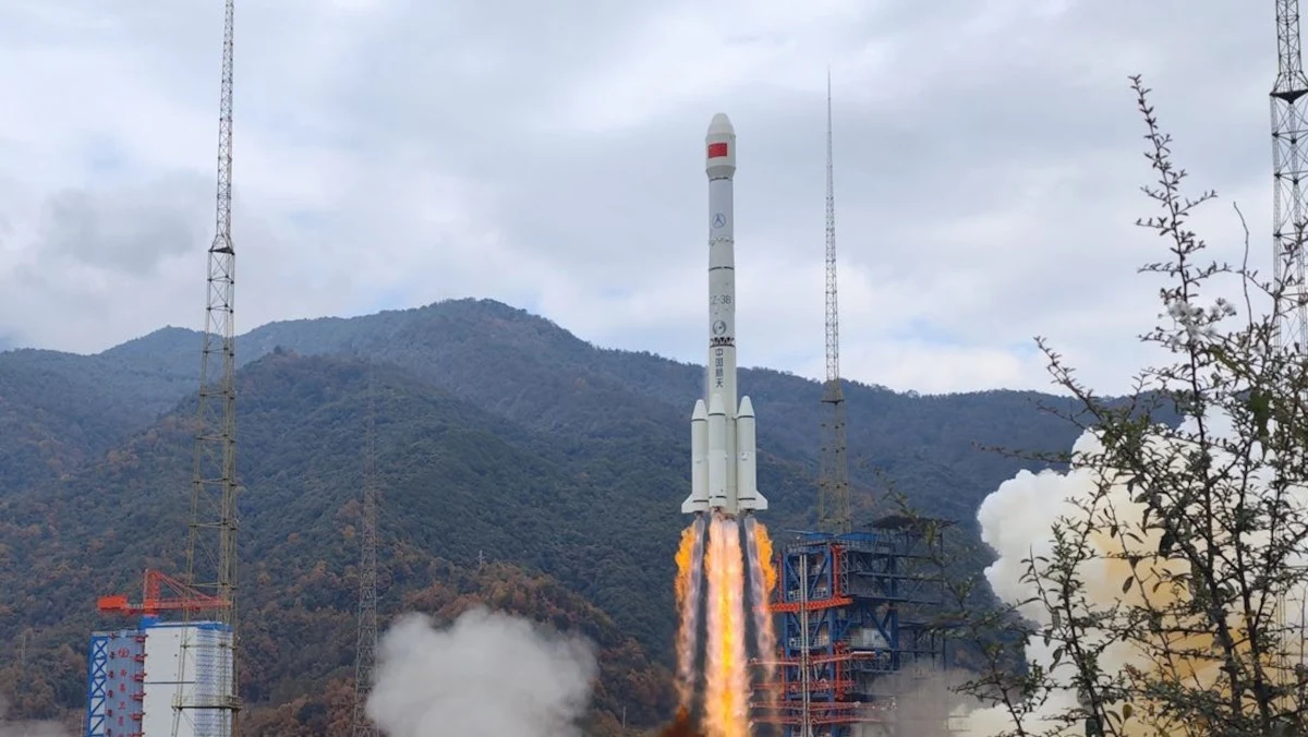 Część rakiety spadła na powierzchnię. Eksplodowała obok domu. Część rakiety spadła na powierzchnię. Eksplodowała obok domu.