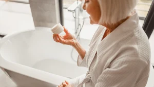 Sucha i pękająca skóra zimą to problem wielu osób. Podpowiadamy, jak sobie z tym poradzić