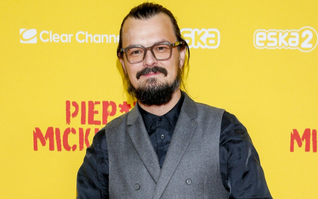 Dawid Ogrodnik na premierze filmu ''Piep*żyć Mickiewicza 2''