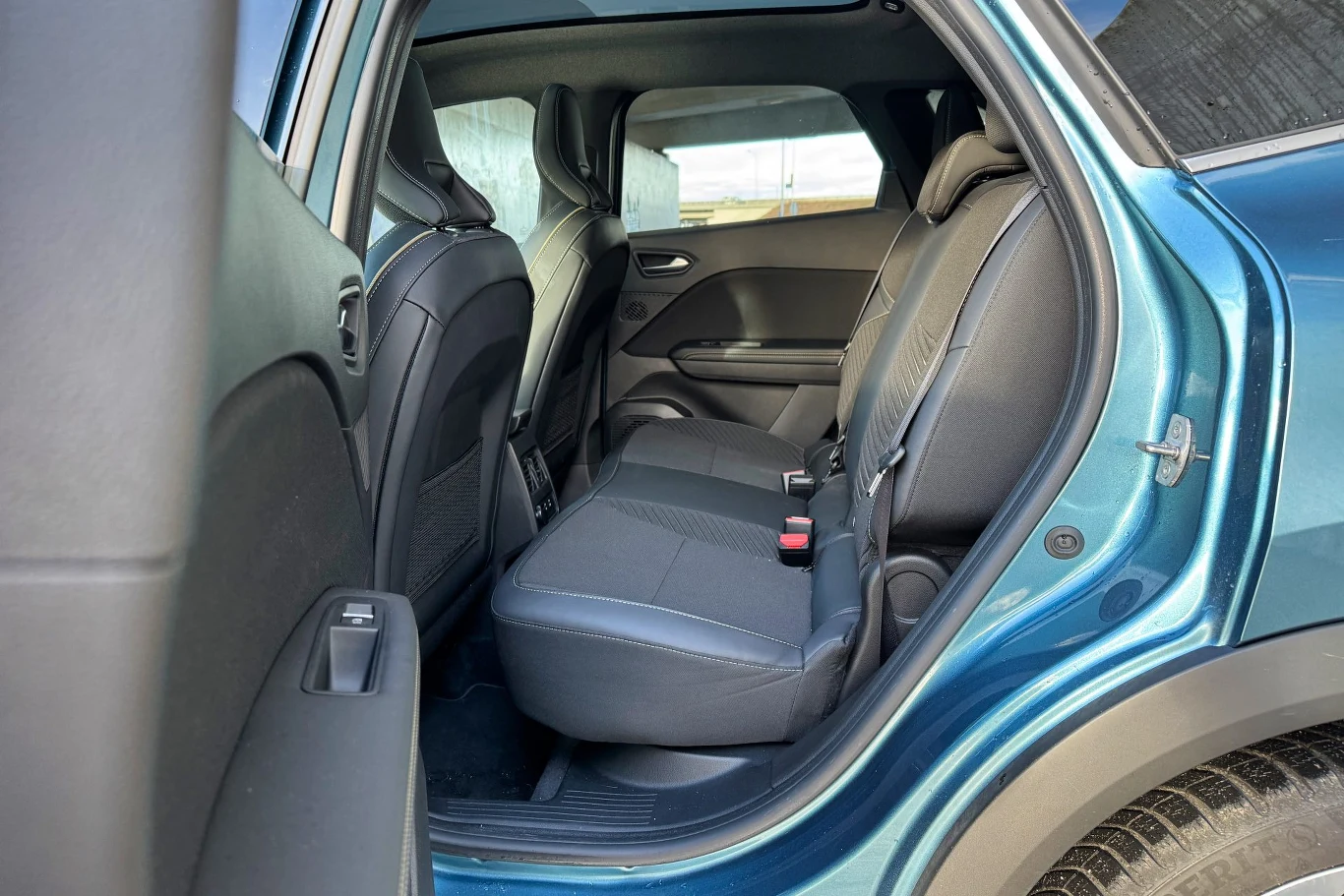 Po przesunięciu kanapy i powiększeniu bagażnika, na kanapie nie zostaje zbyt wiele miejsca