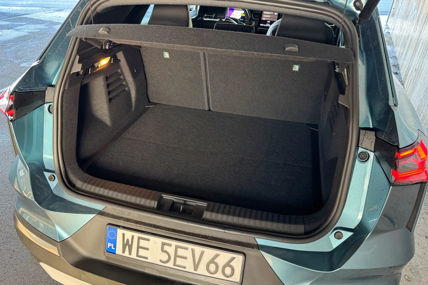 Wysokość podłogi bagażnika można regulować. Na zdjęciu znajduje się w górnym położeniu