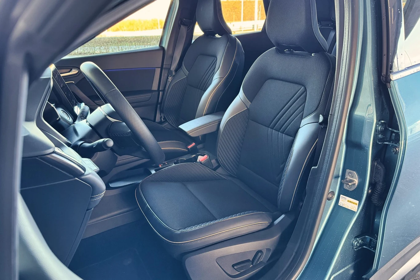 Fotele w wersji iconic mają ozdobne złote lamówki