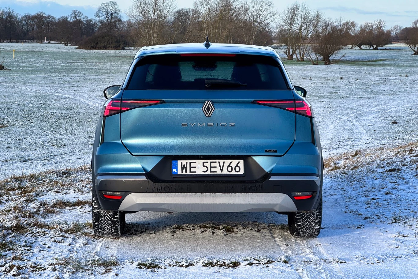 Duży napis na pokrywie bagażnika nie pozwala na pomylenie Symbioza z innym modelem w gamie