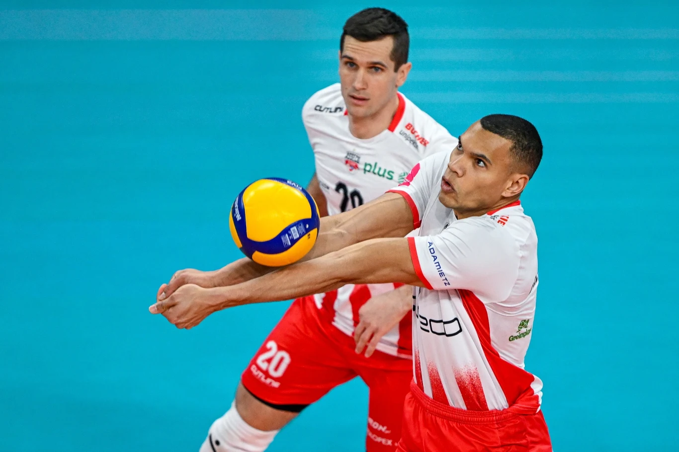 Stephen Boyer z piłką, za nim Gregor Ropret