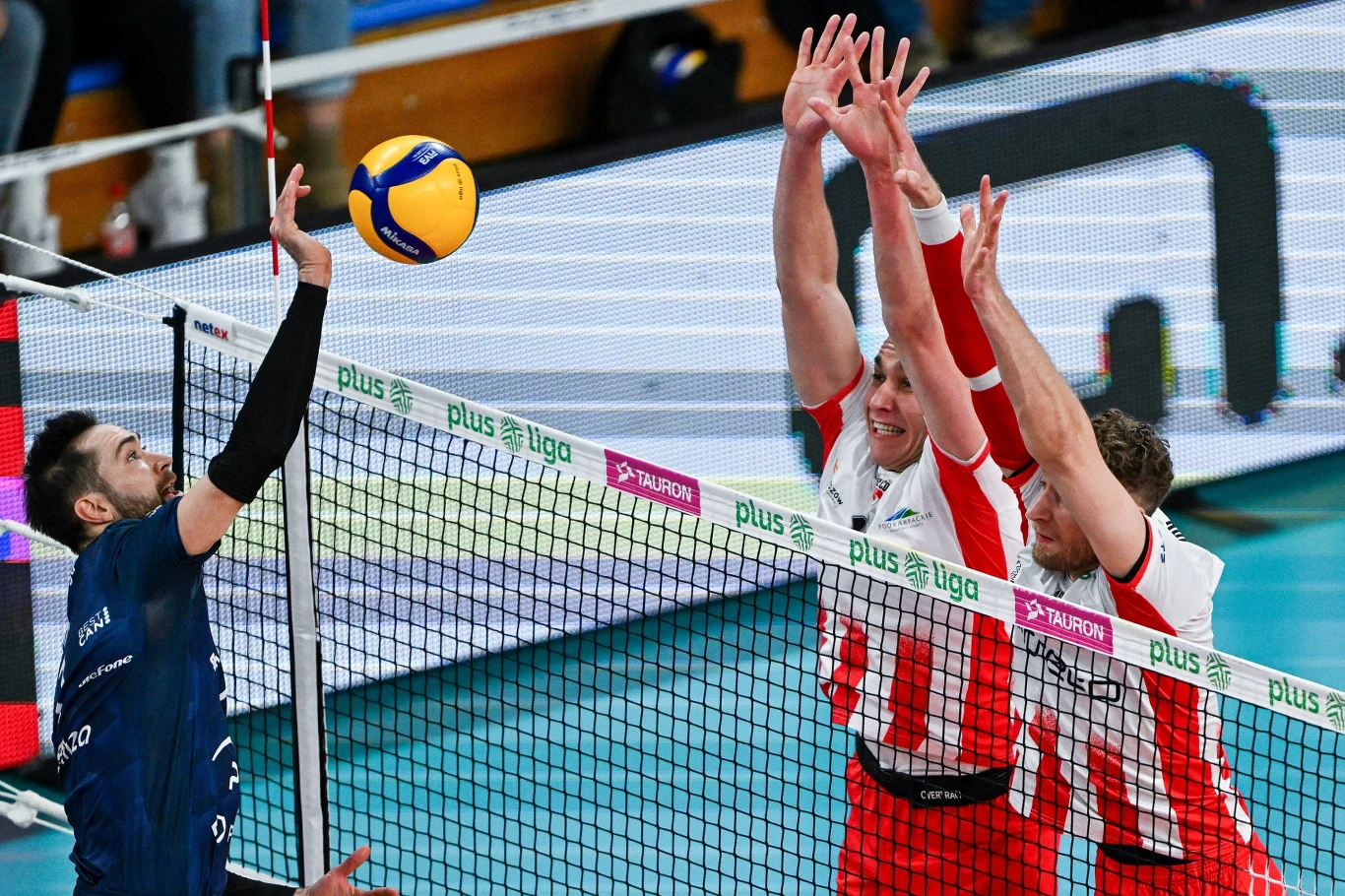 Atakuje Kevin Tillie