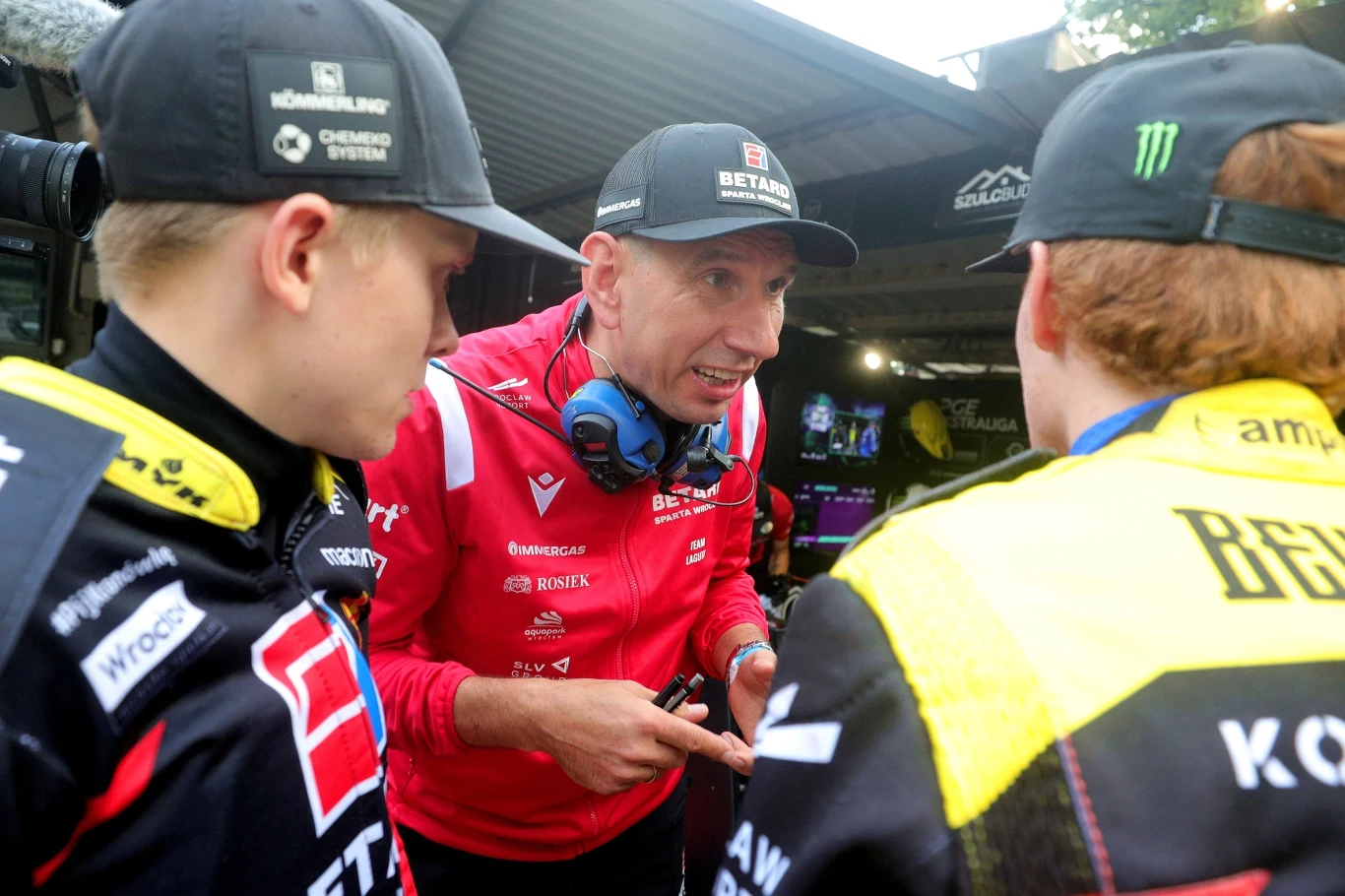 Rafał Lewicki, menadżer Artioma Łaguty, w rozmowie z Francisem Gustsem i Danem Bewley'em.