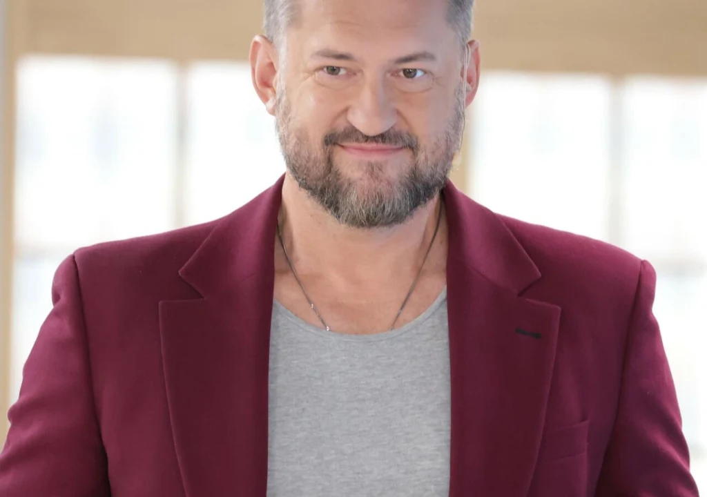 Marcin Prokop podróżuje z własnym zestawem pościeli.