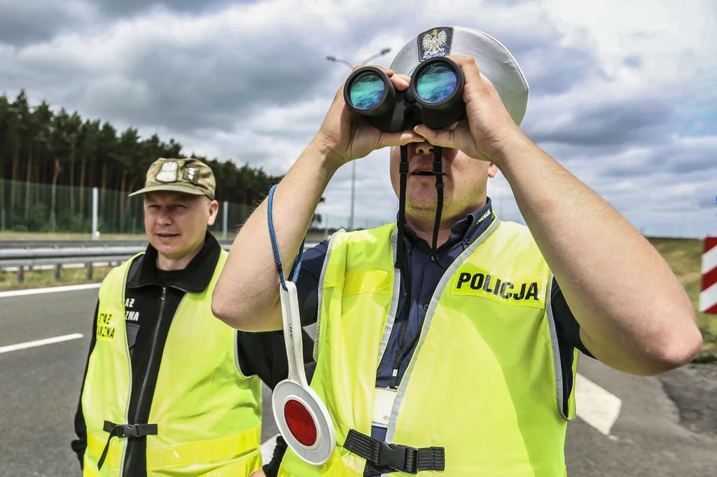 Dzięki nalepkom na szybach policjanci mogliby błyskawicznie sprawdzić, czy dany pojazd ma prawo poruszać się po drogach