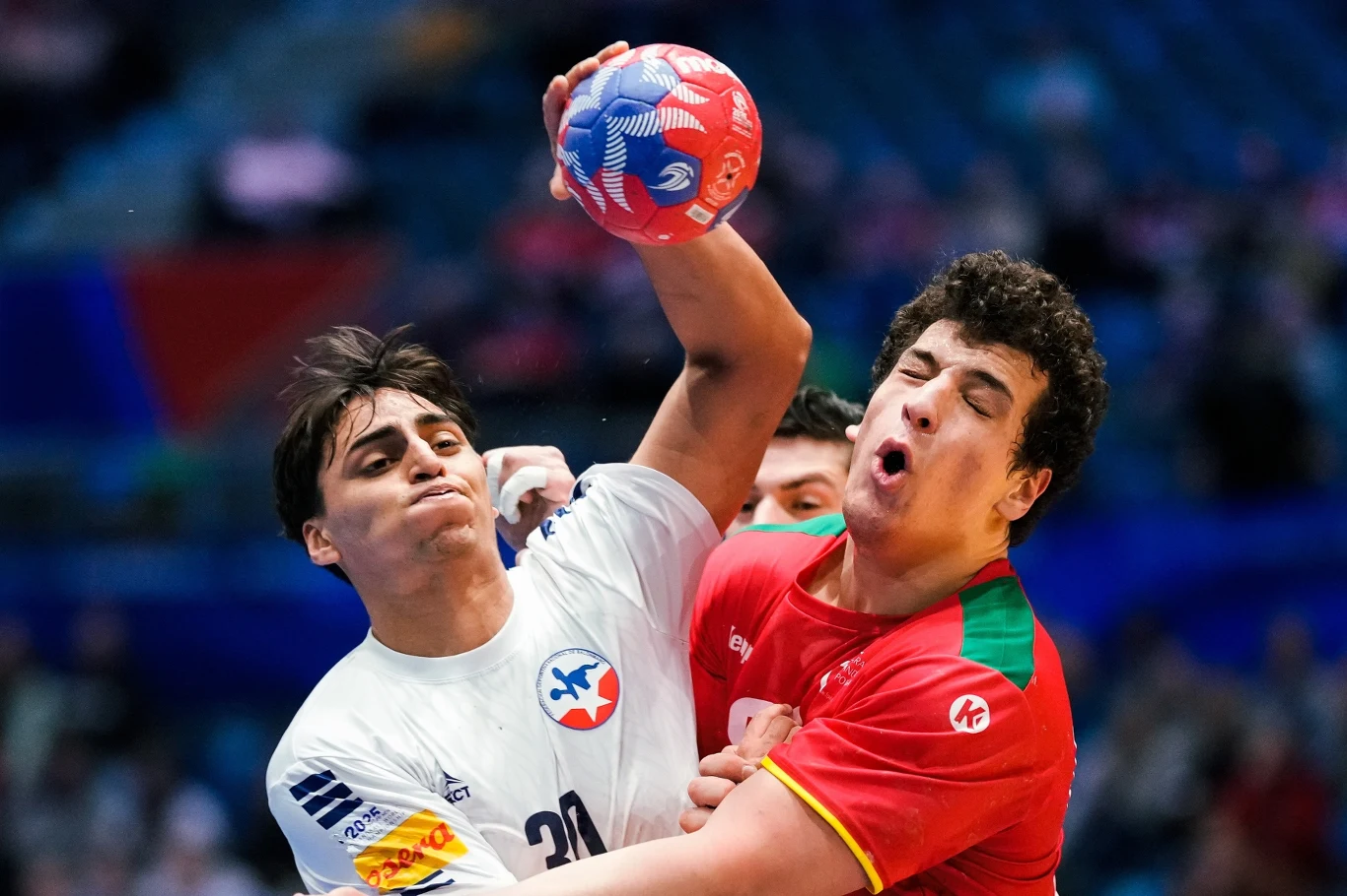 Miguel Oliveira (z prawej) w meczu Portugalii z Chile