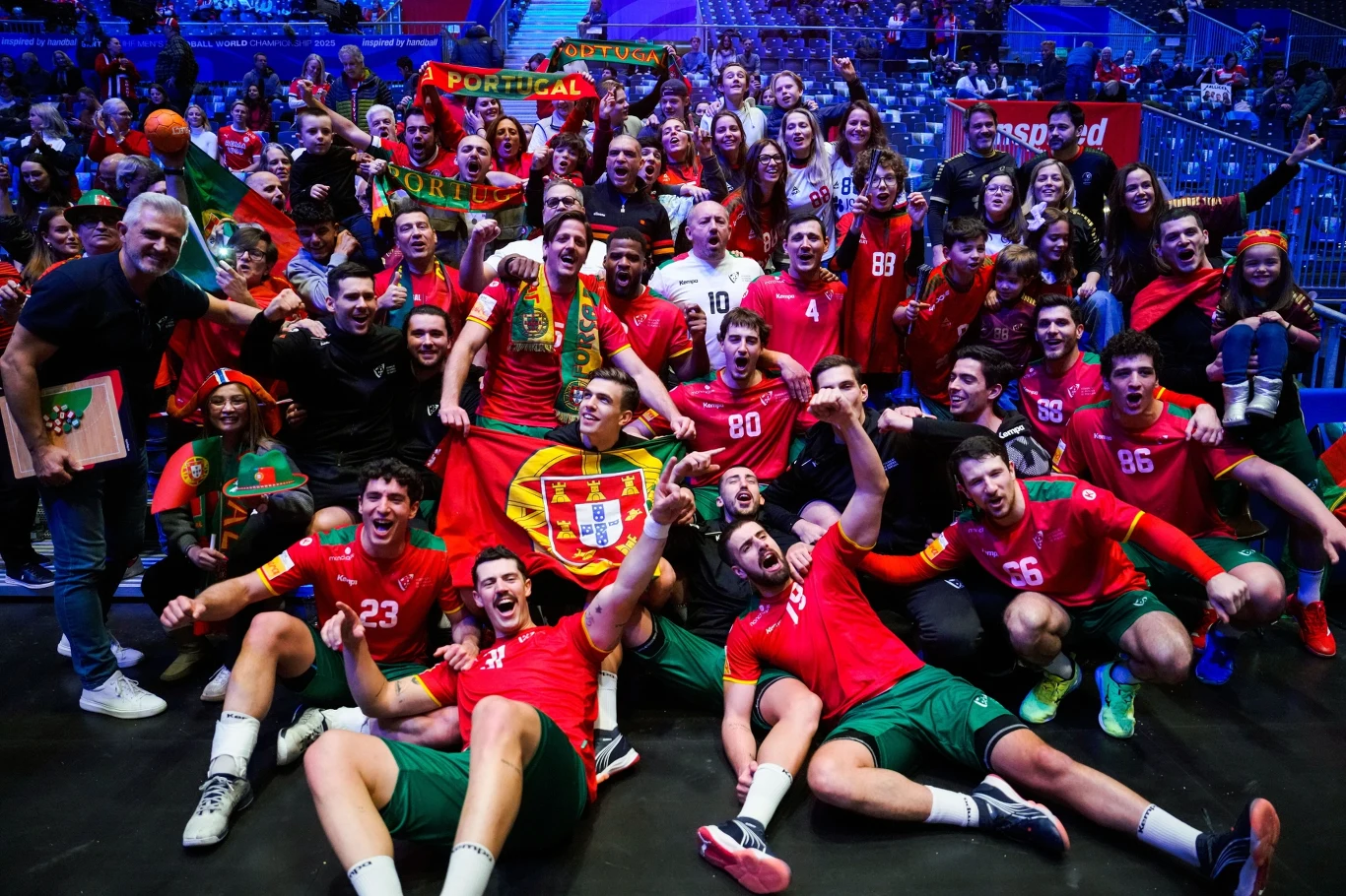 Reprezentacja Portugalii świętuje triumf w grupie III