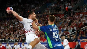 Chorwat Marin Sipić w ataku w meczu ze Słowenią
