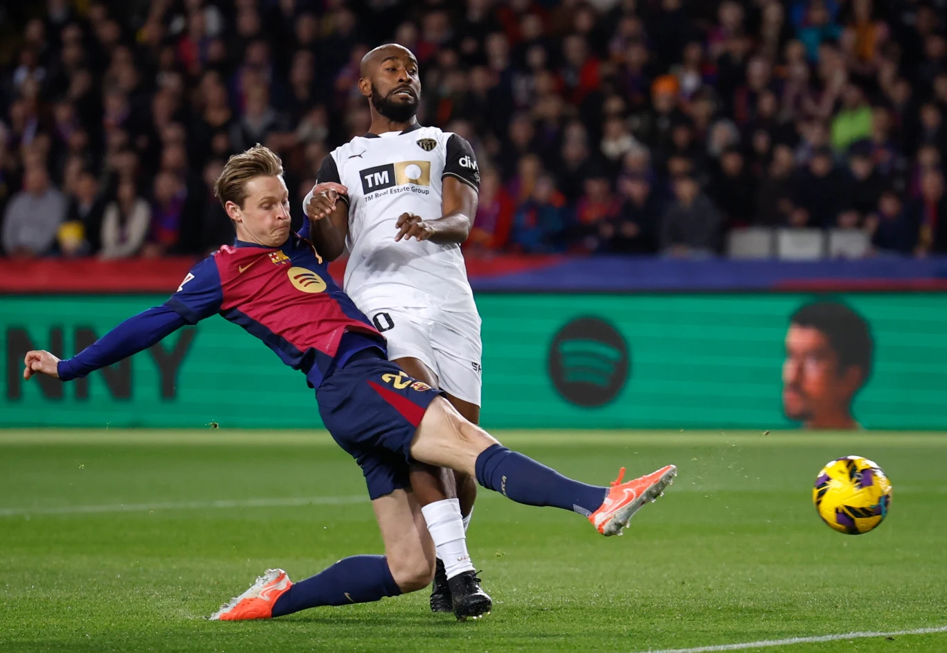Wynik spotkania otworzył Frenkie de Jong, tym razem pełniący rolę kapitana 