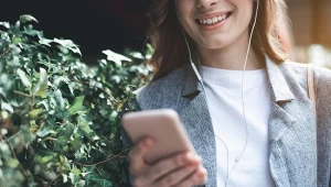 Te zmarszczki robią się od telefonu. Sprawdź, jak się ich pozbyć