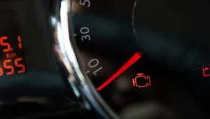 Check engine świeci się na czerwono. Czy można jeździć?