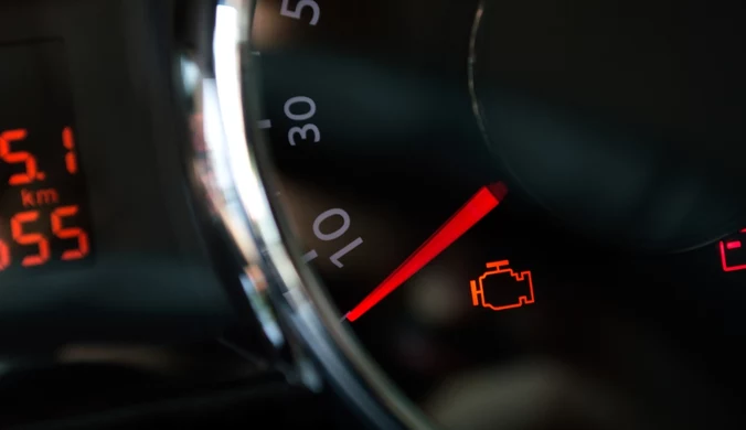 Check engine świeci się na czerwono. Czy można jeździć?