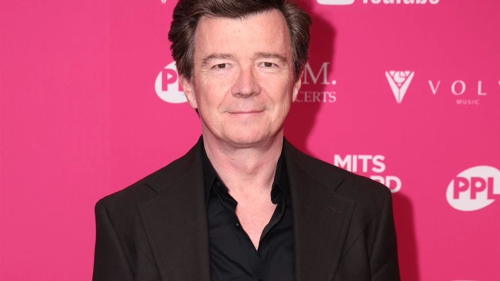 Rick Astley musiał czekać na wydanie autobiografii Rick Astley musiał czekać na wydanie autobiografii