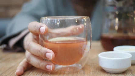 Ten zdrowotny napój powstaje z herbaty i grzybka japońskiego.