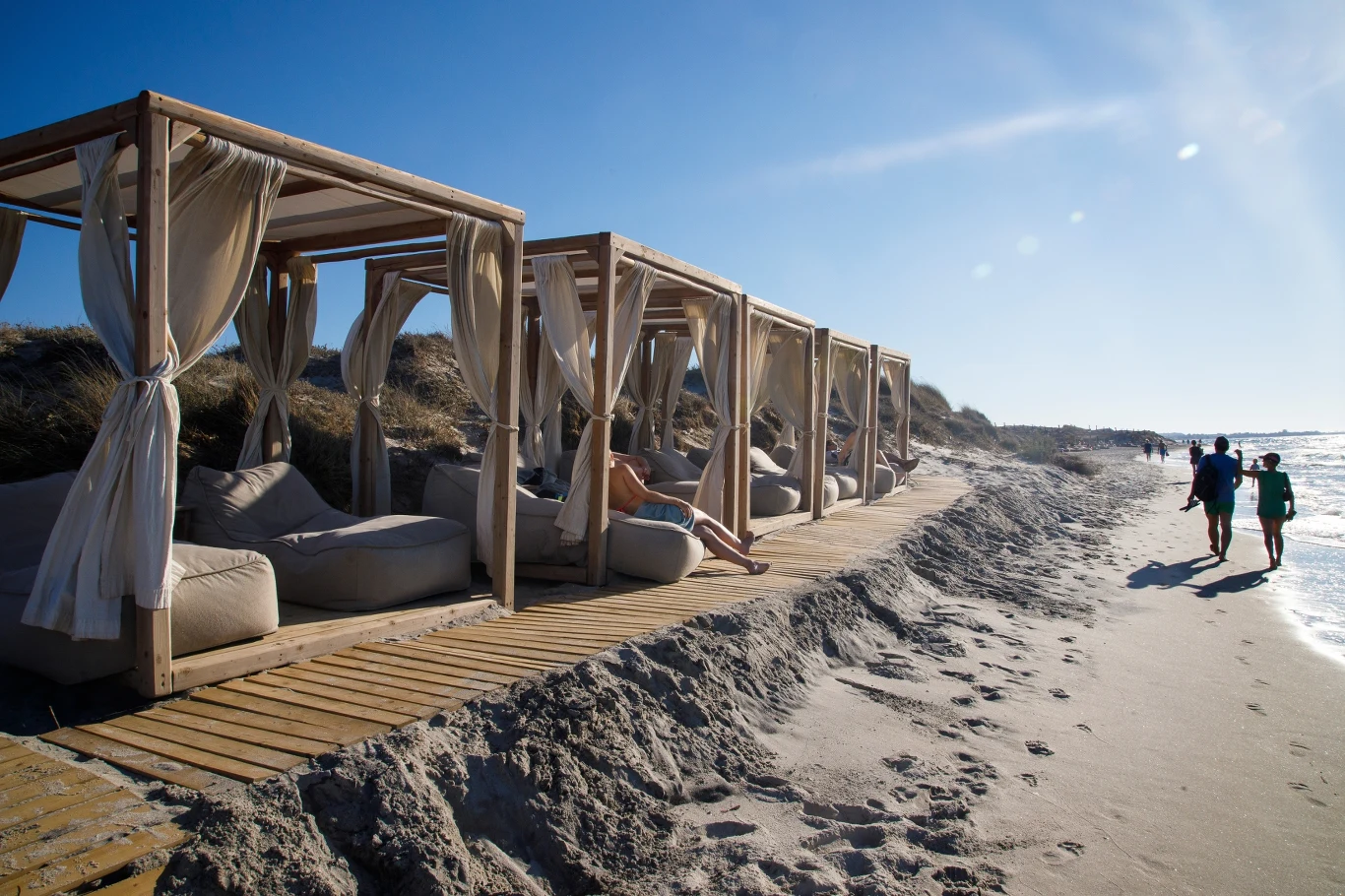 Kos to grecka wyspa, która ma sporo do zaoferowania. W końcu nie bez powodu uwielbiają ją Polacy. 