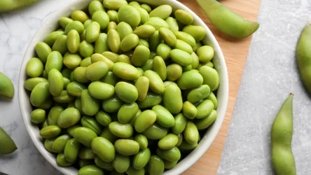 Fasolka sojowa edamame. Dzięki bogactwu witamin i minerałów wspiera funkcjonowanie układu odpornościowego.