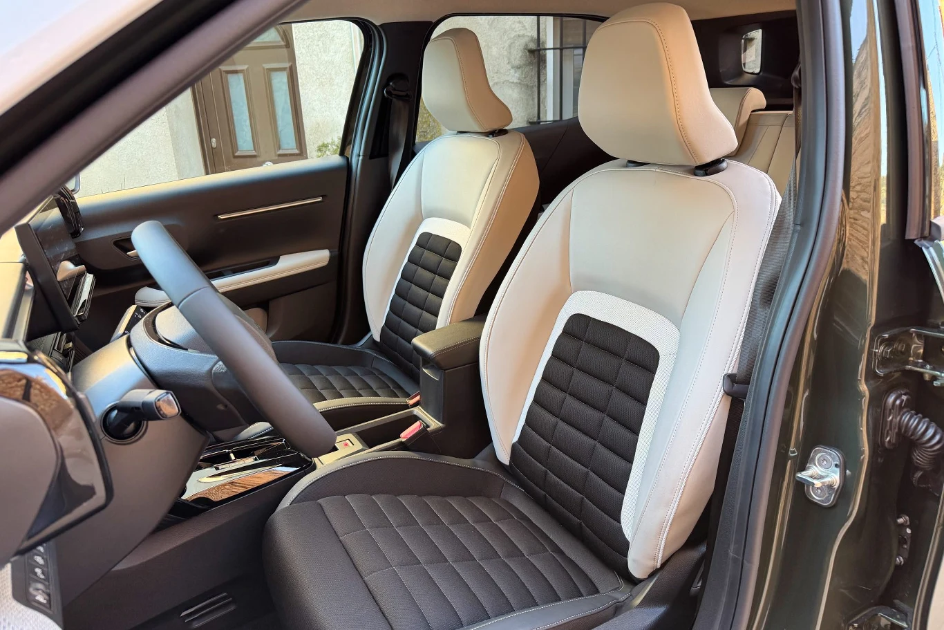 By z przodu korzystać z podgrzewania foteli trzeba dokupić pakiet zimowy