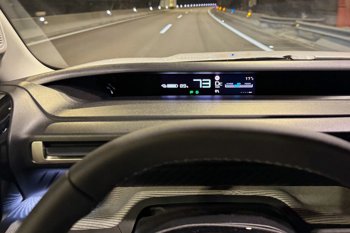 Ekran z danymi znajduje się daleko, pod przednią szybą. Działa prawie jak HUD