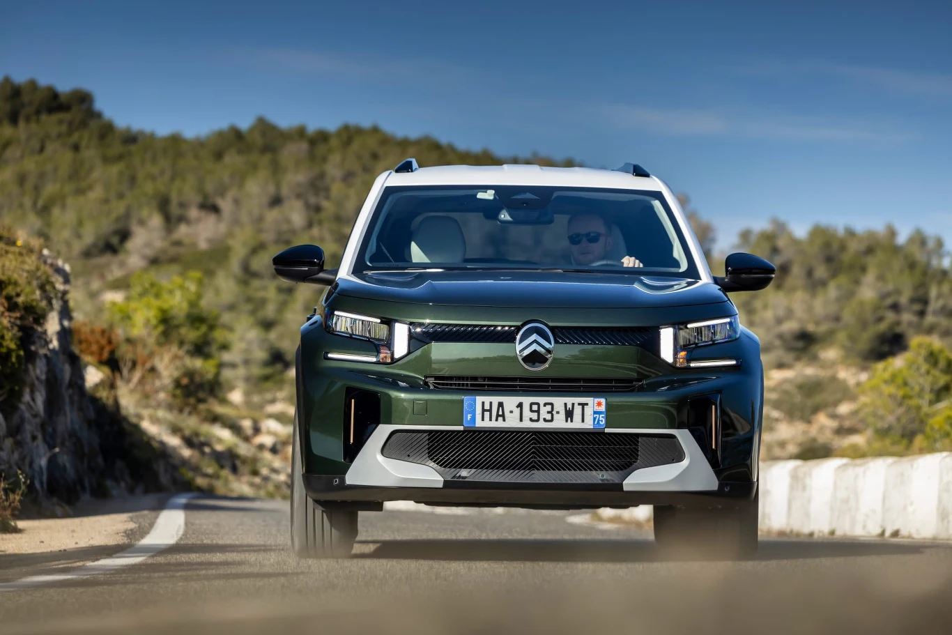 Z przodu dominuje nowe logo Citroena. Ma ono aż 17 cm wysokości